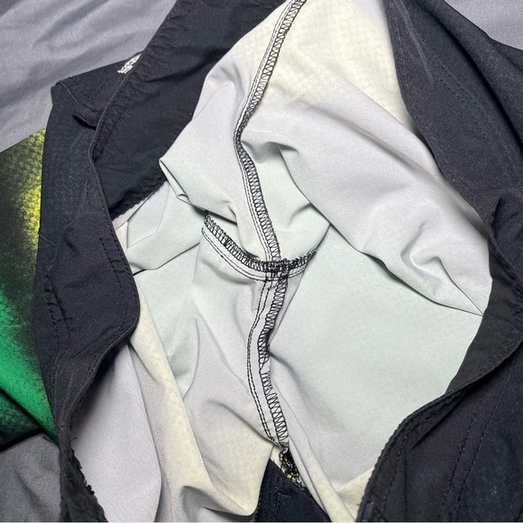 Aeropostale Men's Black and Green Swim Shorts size 34 - Picture 8 of 11